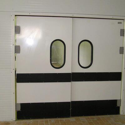 Маятниковые двери с фиксацией 90 градусов